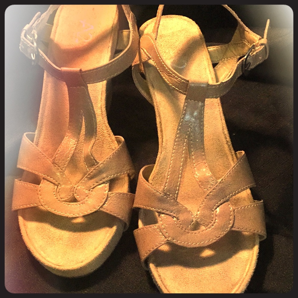 Tan wedge